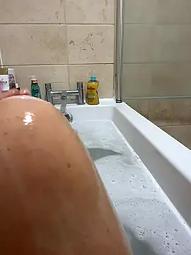 MimiMaee online show from October 8, 2025, 9:18 am