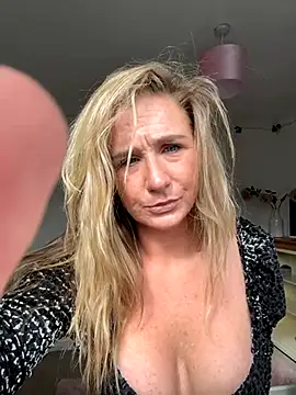 MimiMaee online show from October 9, 2025, 11:41 am