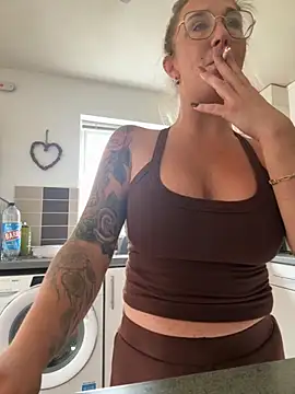 MimiMaee online show from October 19, 2025, 8:37 am