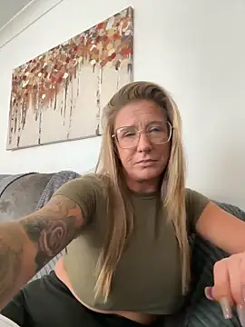 MimiMaee online show from October 22, 2025, 12:38 pm