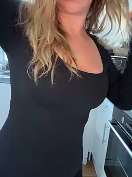 MimiMaee online show from November 17, 2025, 9:26 am