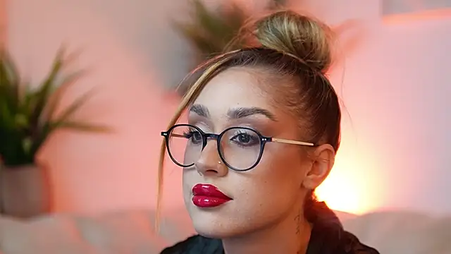 Snapshot of AileenKiss chatting on October 20, 2025, 6:41 pm AileenKiss online show from October 20, 2025, 6:41 pm