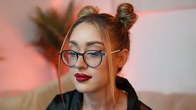 Snapshot of AileenKiss chatting on October 26, 2025, 7:53 pm AileenKiss online show from October 26, 2025, 7:53 pm