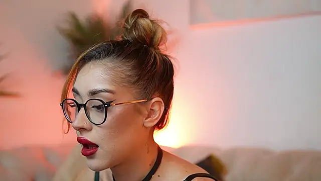 Snapshot of AileenKiss chatting on November 10, 2025, 7:13 pm AileenKiss online show from November 10, 2025, 7:13 pm