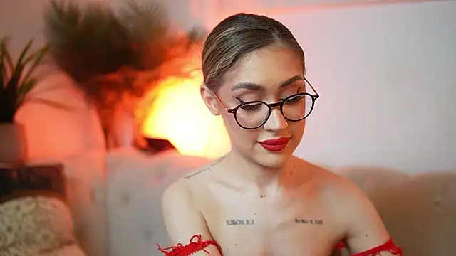 Snapshot of AileenKiss chatting on May 12, 2026, 7:55 pm AileenKiss online show from May 12, 2026, 7:55 pm