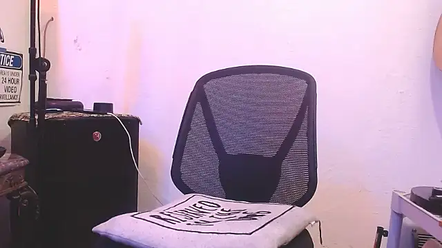 Tommy Love23 online show from November 18, 2025, 9:58 am