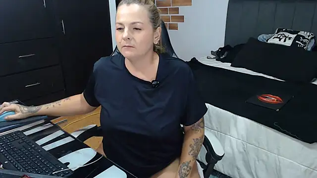 perlagoloza05 online show from June 4, 2026, 3:01 am