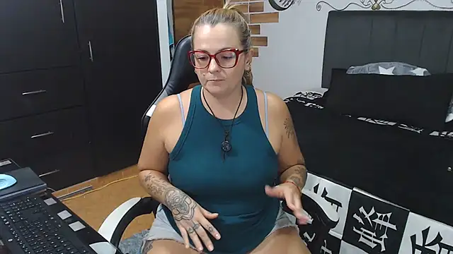 perlagoloza05 online show from June 17, 2026, 3:31 am