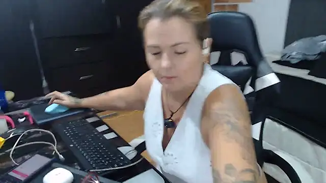 perlagoloza05 online show from June 21, 2026, 2:14 am