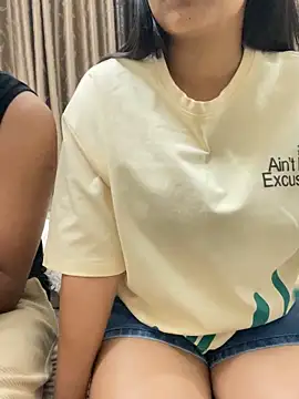 vickyandtania online show from March 22, 2026, 5:27 pm