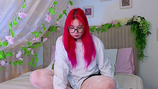 Klee Love online show from October 14, 2025, 4:35 am