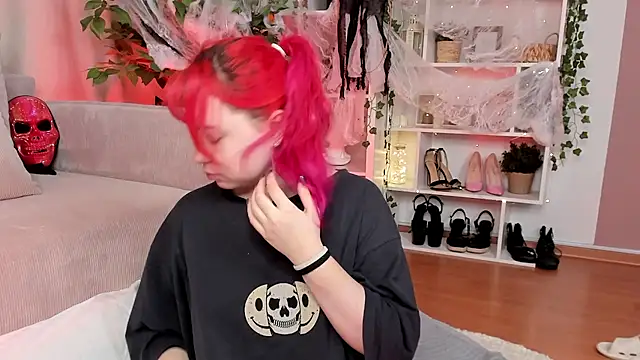 Klee Love online show from October 24, 2025, 4:20 am