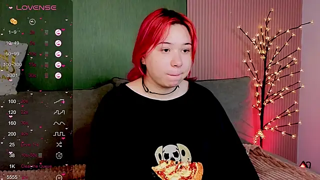 Klee Love online show from November 9, 2025, 6:33 am