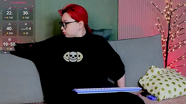 Klee Love online show from November 10, 2025, 5:06 am