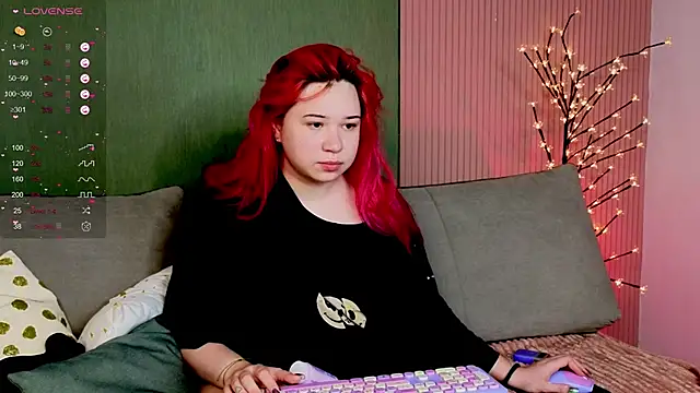 Klee Love online show from November 11, 2025, 4:23 am