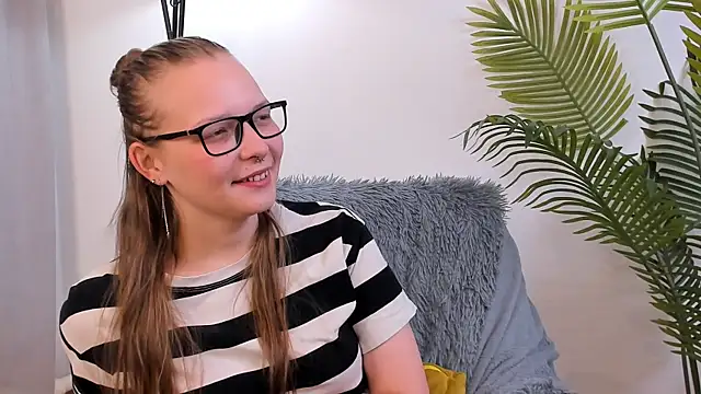 NohemiGilsdorf online show from October 4, 2025, 8:34 am