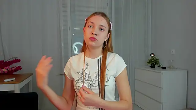 MarindaRuud online show from October 21, 2025, 12:50 pm