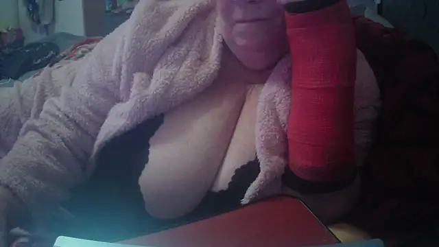 Playful MILF Demi online show from October 18, 2025, 12:57 am