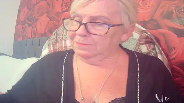 Playful MILF Demi online show from May 4, 2026, 12:01 pm