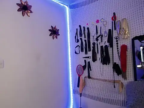 Aron and Queen Annie online show from December 5, 2025, 9:00 pm