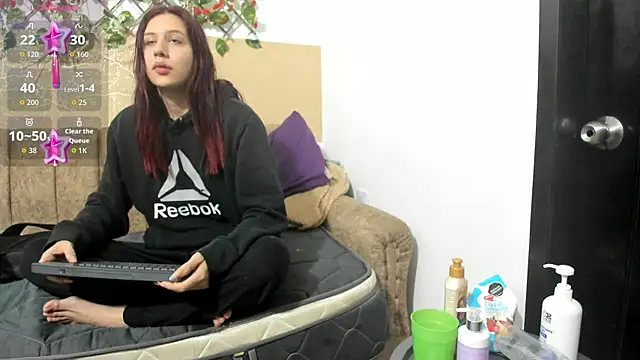 iisabella09 online show from December 22, 2025, 7:22 pm