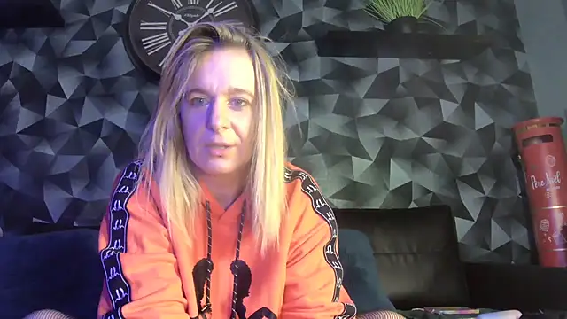 Delichieuse5 online show from November 29, 2025, 9:07 pm