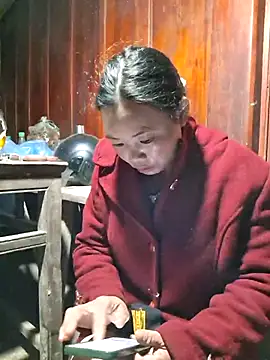 miomio-12 online show from November 28, 2025, 1:14 pm