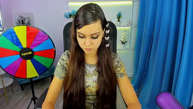 TiffanyYounge online show from November 12, 2025, 12:38 pm