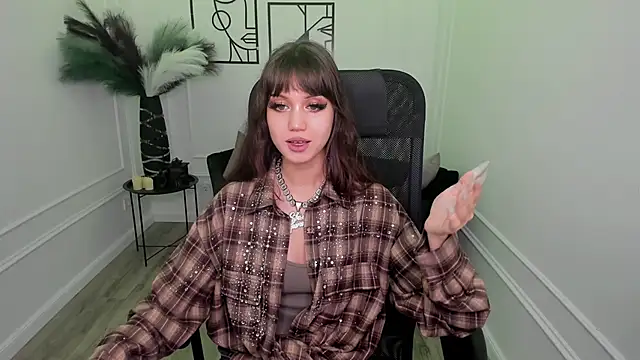 TiffanyYounge online show from November 29, 2025, 4:04 am