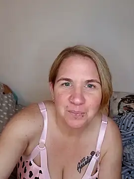 Snapshot of LaceyWestxx chatting on November 11, 2025, 8:20 pm LaceyWestxx online show from November 11, 2025, 8:20 pm