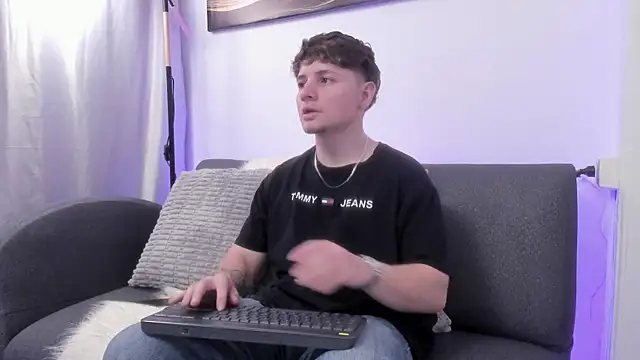 Leoo Miller online show from December 19, 2025, 4:30 am