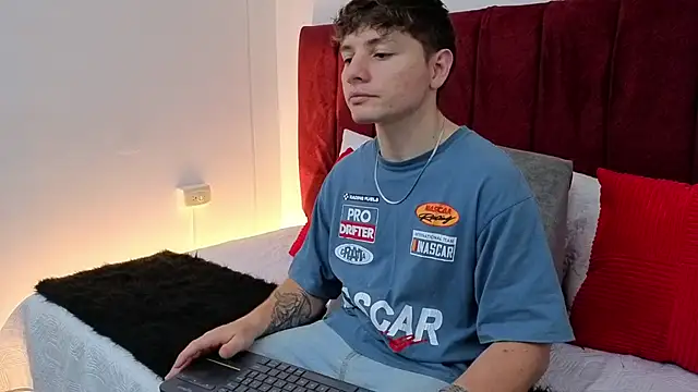 Leoo Miller online show from March 19, 2026, 4:05 am