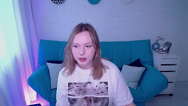 AuroraMour online show from October 7, 2025, 10:56 am