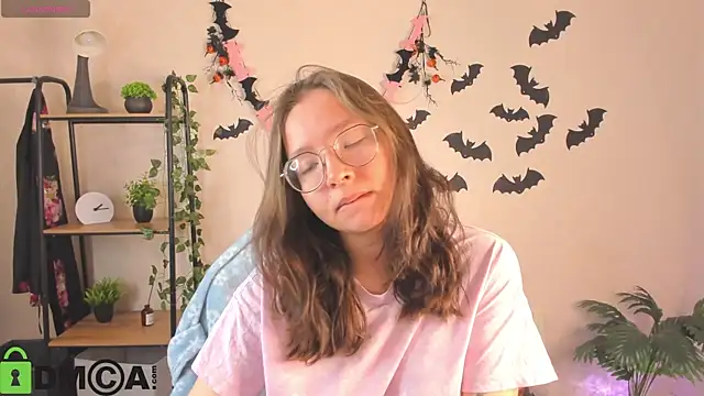 Nuura Moore online show from November 3, 2025, 12:46 am