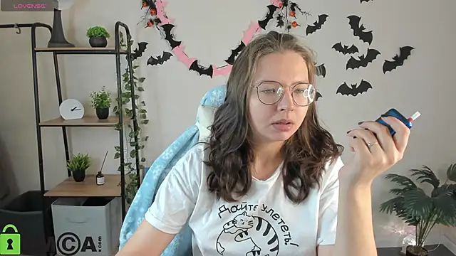 Nuura Moore online show from November 7, 2025, 12:54 am