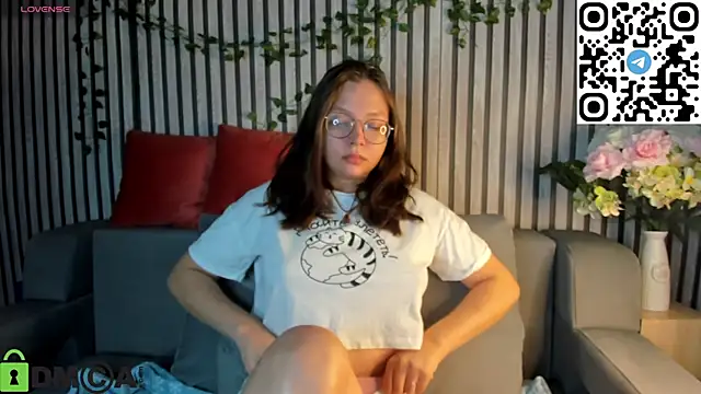 Nuura Moore online show from November 19, 2025, 1:05 am