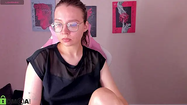 Nuura Moore online show from November 21, 2025, 1:04 am