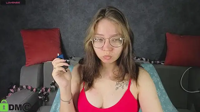 Nuura Moore online show from November 24, 2025, 1:05 am