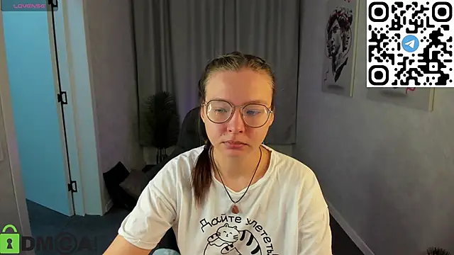 Nuura Moore online show from November 25, 2025, 1:16 am