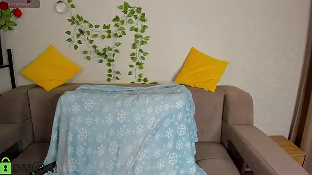 Nuura Moore online show from December 5, 2025, 1:14 am