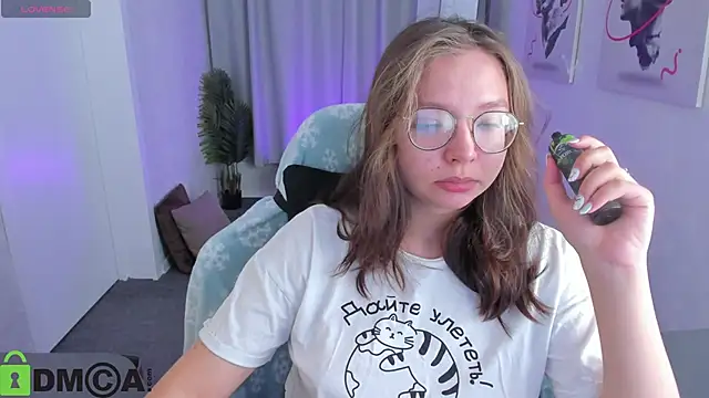 Nuura Moore online show from December 18, 2025, 1:00 am