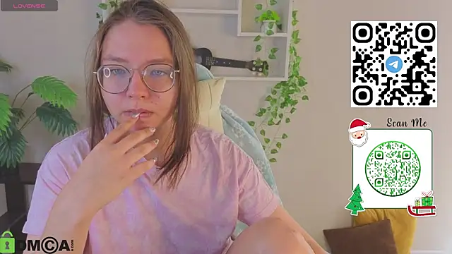 Nuura Moore online show from December 19, 2025, 1:12 am