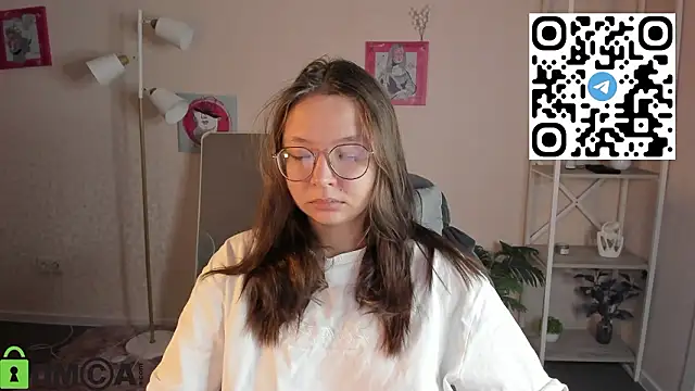 Nuura Moore online show from February 5, 2026, 12:59 am