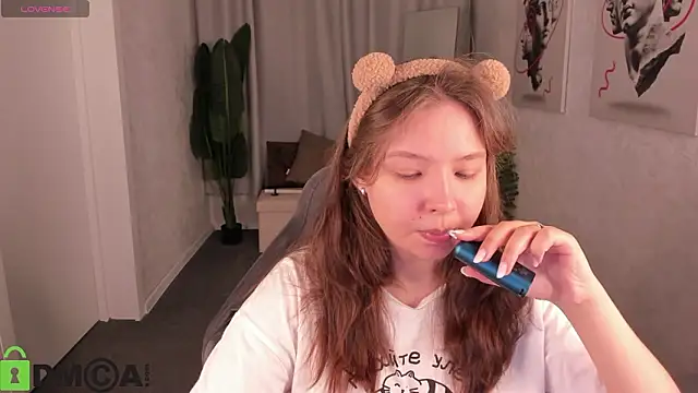 Nuura Moore online show from February 6, 2026, 1:10 am