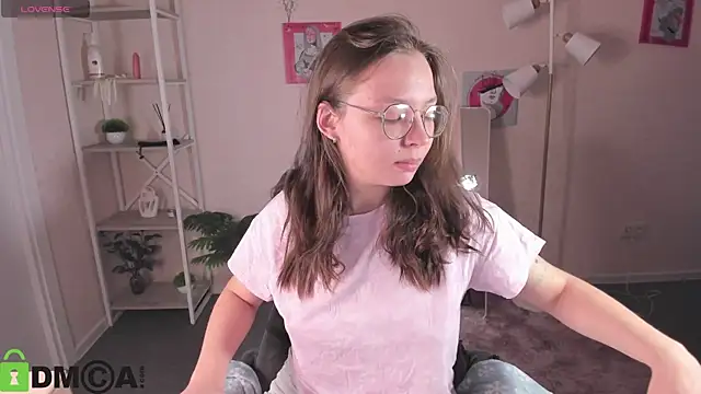 Nuura Moore online show from February 9, 2026, 12:58 am