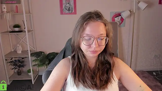 Nuura Moore online show from February 12, 2026, 1:00 am