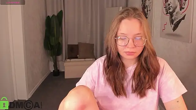 Nuura Moore online show from February 14, 2026, 12:40 am