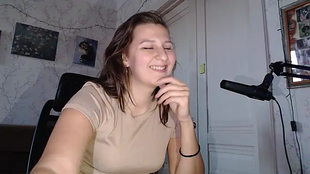 Snapshot of EveVisconti chatting on October 18, 2025, 2:18 pm EveVisconti online show from October 18, 2025, 2:18 pm