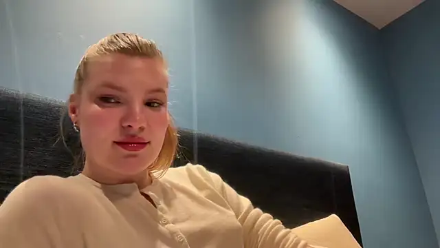 Olyresa online show from February 3, 2026, 1:37 am