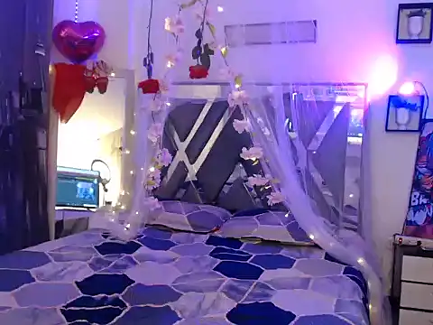Snapshot of NicoleLerman chatting on October 15, 2025, 7:14 pm NicoleLerman online show from October 15, 2025, 7:14 pm